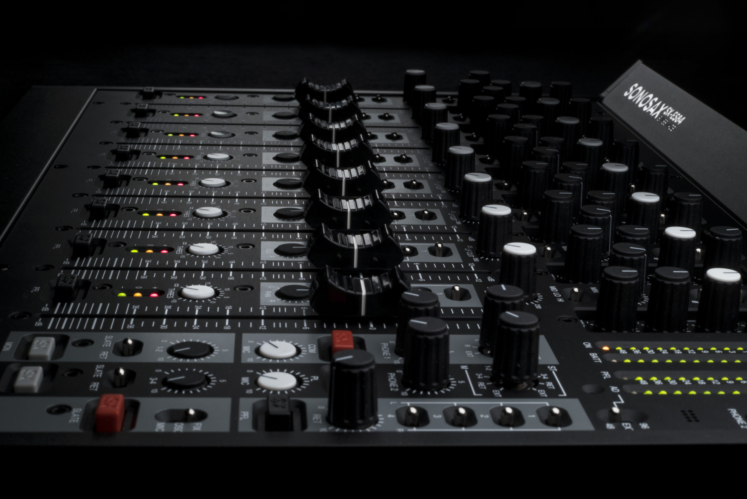 SX_ES84_NoirLateral_lumiereDSC00209 professional audio equipment for film industry high end consoles, mixers, sound recorders and preamplifiers