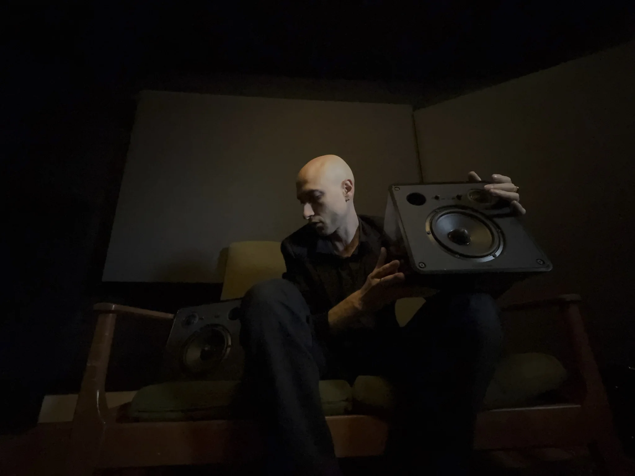 Daniel Blumberg presenting a SONOSAX ADN-2A loudspeaker